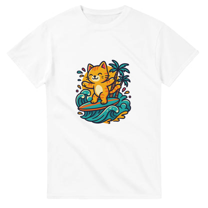 T-shirt med surfande katt i paradiset, omgiven av palmer och tropiska färger. Perfekt för kattälskare som drömmer om semester.
