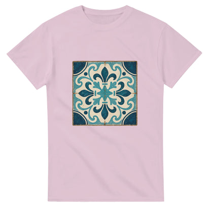 T-shirt med Portugals historia, traditionella kakelmönster och havets toner i en rustik stil.