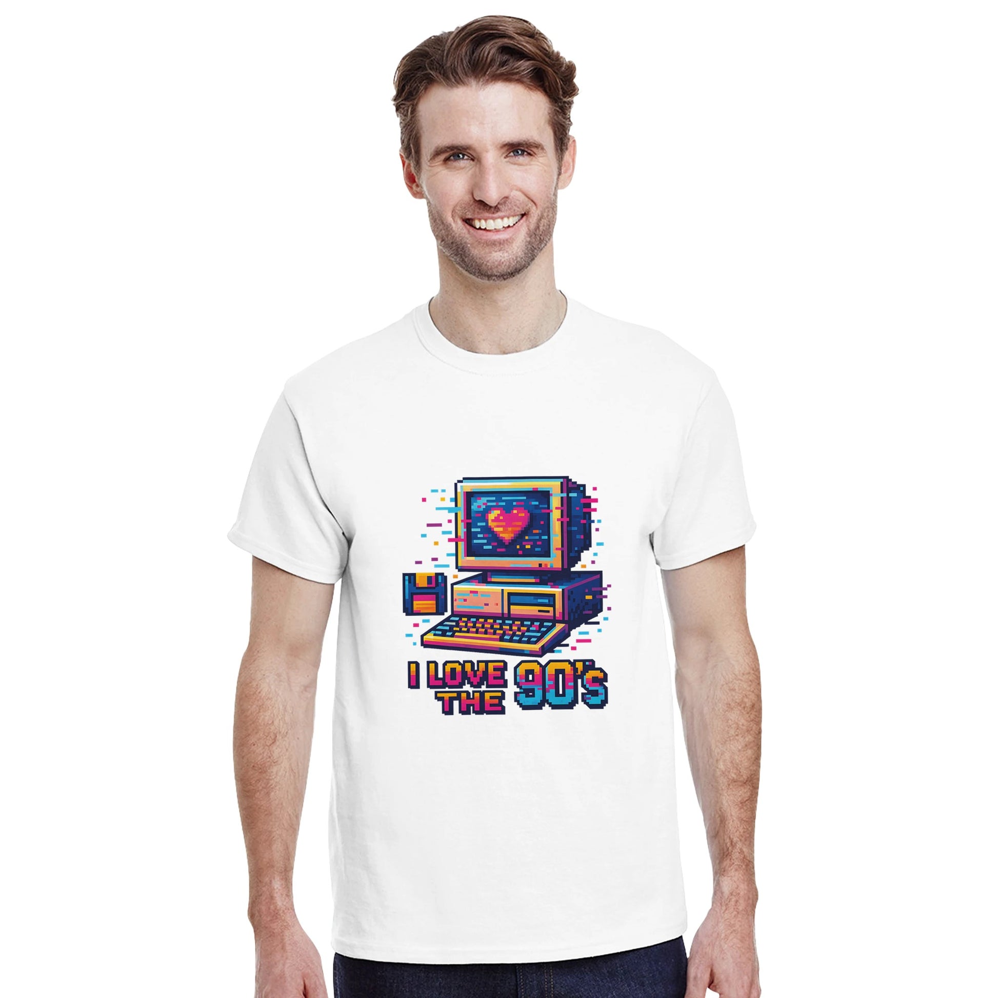 T-shirt med 90-tals pixelart-design av datorer och disketter i livliga färger och glitch-effekt. Perfekt för spelentusiaster.
