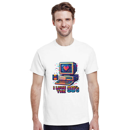 T-shirt med 90-tals pixelart-design av datorer och disketter i livliga färger och glitch-effekt. Perfekt för spelentusiaster.