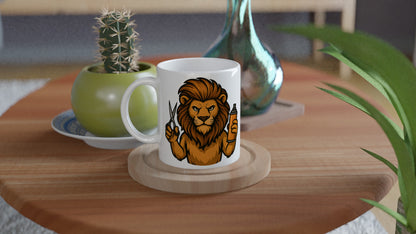 Mugg med lejon som frisör med sax och spray redo för styling.