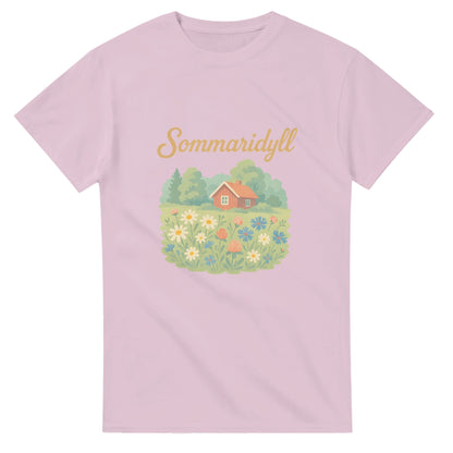 T-shirt med svensk vintageillustration av sommaräng, med texten Sommaridyll. Perfekt för nostalgiska sommarens.