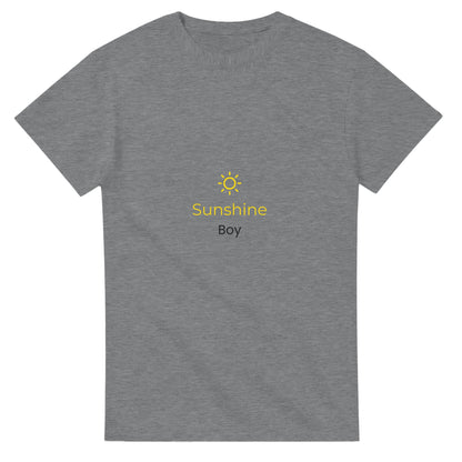 Lekfull t-shirt med solikon för pojkvännen som sprider glädje. Perfekt för sommaren!