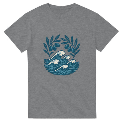 Tidlös T-shirt med grekisk charm, olivgrenar och kustlandskap. Bär stolt Olivträdets Charm.
