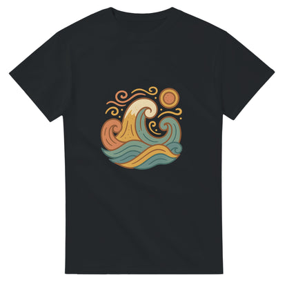 T-shirt med spanska vindar, stiliserade vågor och dämpade medelhavsnyanser. Fångar känslan av varma vindar i Spanien.