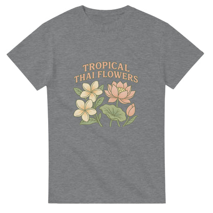 Thailändsk blomsterdröm i milda toner. Perfekt för naturälskare. T-shirt med vacker design.
