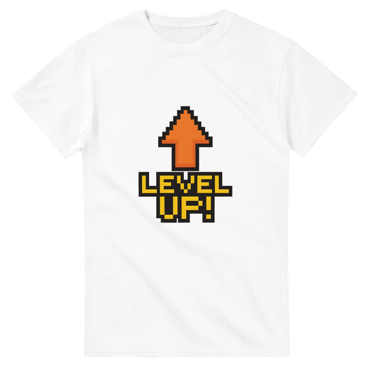 T-shirt med pixelart-motiv av stigande pil och texten 'Level Up!', inspirerad av retro tv-spel.