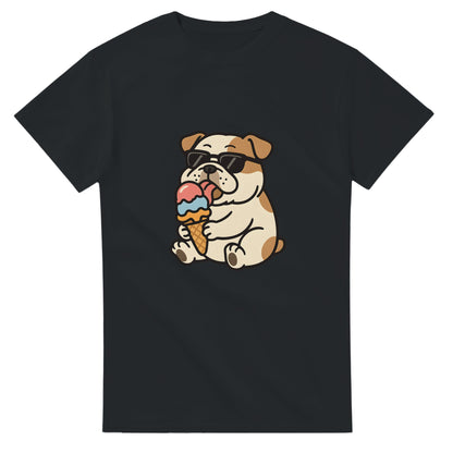 T-shirt med glad bulldog som njuter av en färgglad glass. Perfekt för hundälskare.
