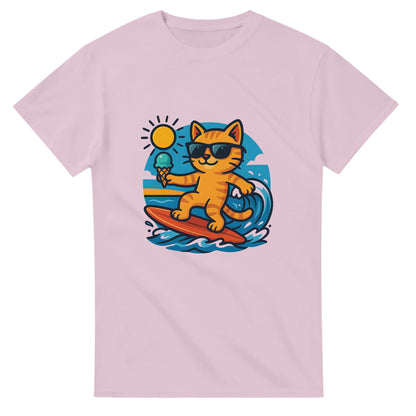 Katt i solglasögon balanserar glasskula på surfbräda vid stranden.