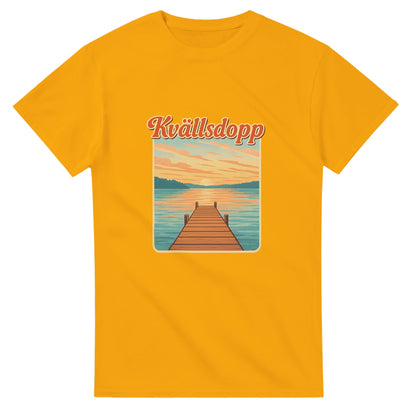 T-shirt med Kvällsdopp & solnedgångsmotiv. Vintageinspirerad badbrygga & retrotext. Hyllning till sommarkvällar.