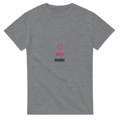 Kraftfull T-shirt med ikoniskt hjärta och texten 'SUPER MAMMA'. Hyllning till starka mammor.