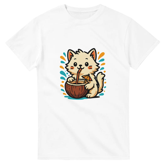 T-shirt med söt katt som dricker ur kokosnöt med sugrör och paraply, omgiven av tropiska färger. Somrig och lekfull look!