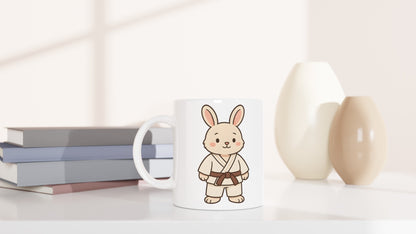 Kanin i judodräkt på mugg, perfekt present för djur- och kampsportälskare.