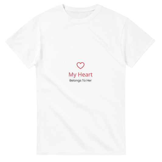 T-shirt med lekfull design för pojkvännen. Visa din kärlek med denna söta tröja.