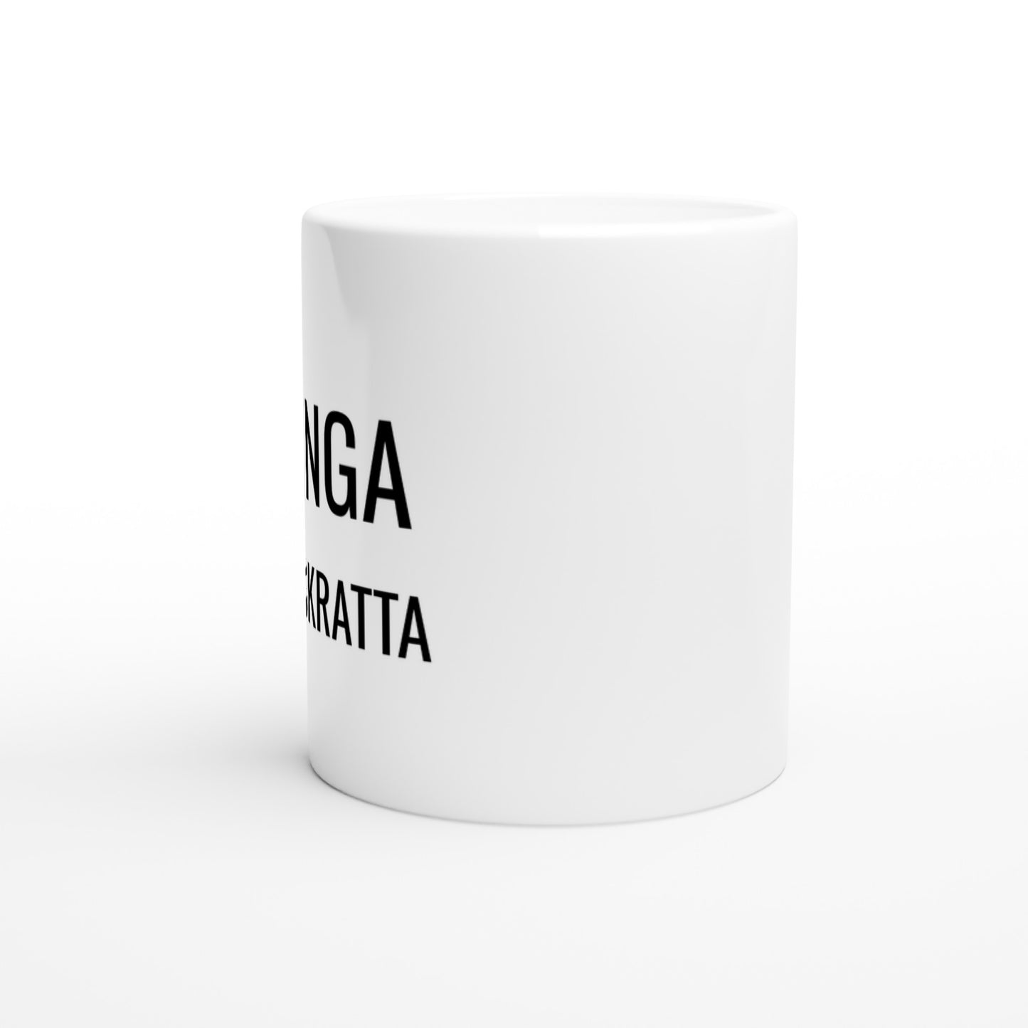 Mugg med texten Swing and Laugh. Perfekt för padelspelare med humor som älskar att skratta åt sina egna missar.