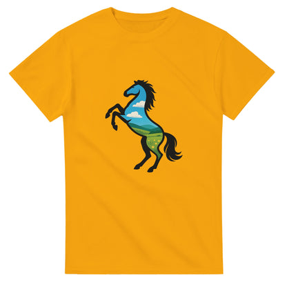 T-shirt med stegrande vildhäst och öppna fält, symbol för frihet.