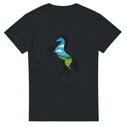 T-shirt med stegrande vildhäst och öppna fält, symbol för frihet.