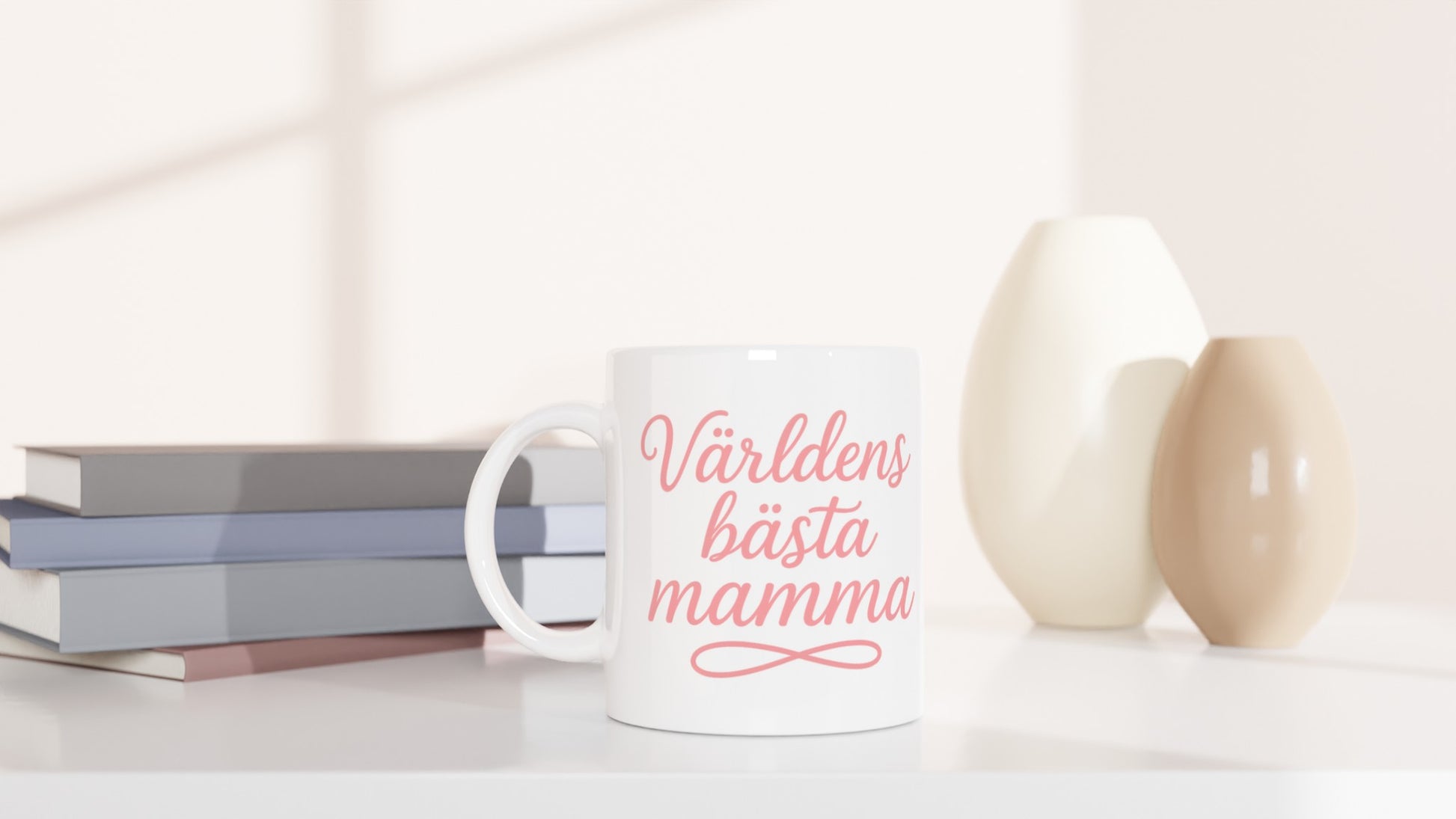 Mugg med texten 'Världens bästa mamma' i elegant handskriven font och varm rosa färg.