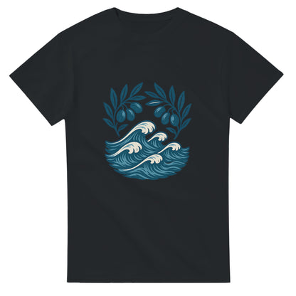 Tidlös T-shirt med grekisk charm, olivgrenar och kustlandskap. Bär stolt Olivträdets Charm.