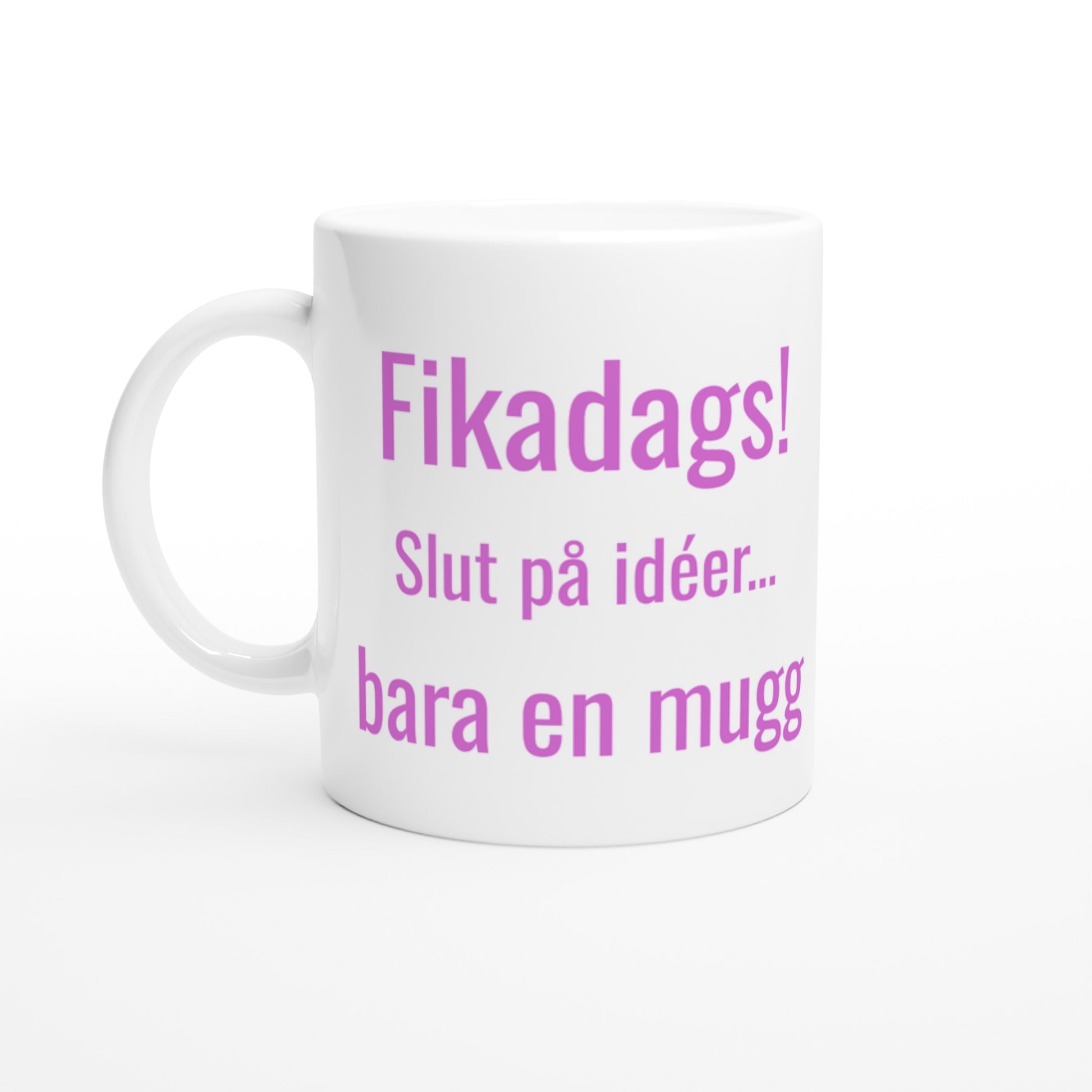 En mugg med texten Fikadags! på en bakgrund av kaffe och kanelbullar. Perfekt för en mysig fikastund.