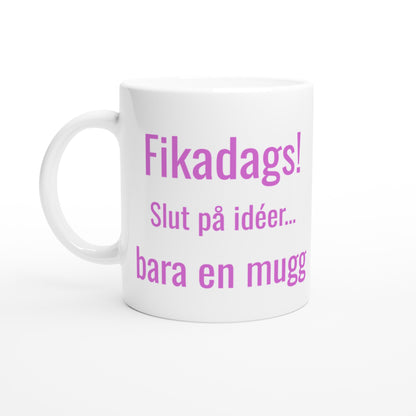 En mugg med texten Fikadags! på en bakgrund av kaffe och kanelbullar. Perfekt för en mysig fikastund.