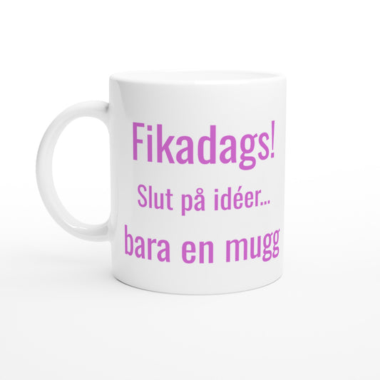 En mugg med texten Fikadags! på en bakgrund av kaffe och kanelbullar. Perfekt för en mysig fikastund.