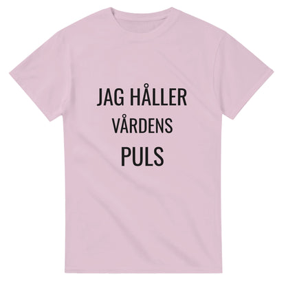 T-shirt med budskapet Kontroll över vårdens puls för sjuksköterskor. Rolig och unik design.