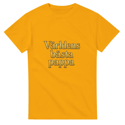 T-shirt med guldfärgad text 'Världens bästa pappa' i lyxig serif-font för en pampig känsla.
