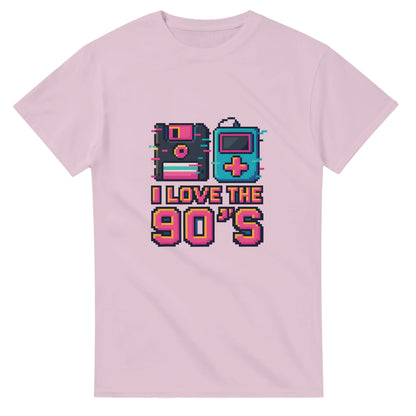 Retro T-shirt med disketter och musikspelare i pixelart och glitch-effekter. Perfekt för 90-tals nostalgi.