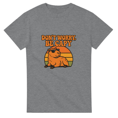 Retroinspirerad capybara-motiv med solnedgång. Perfekt för en avslappnad sommarkänsla.