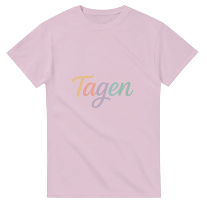 Kaxigt elegant t-shirt med ordet Tagen i lekfull font och harmonisk färg för en charmigt självsäker look.