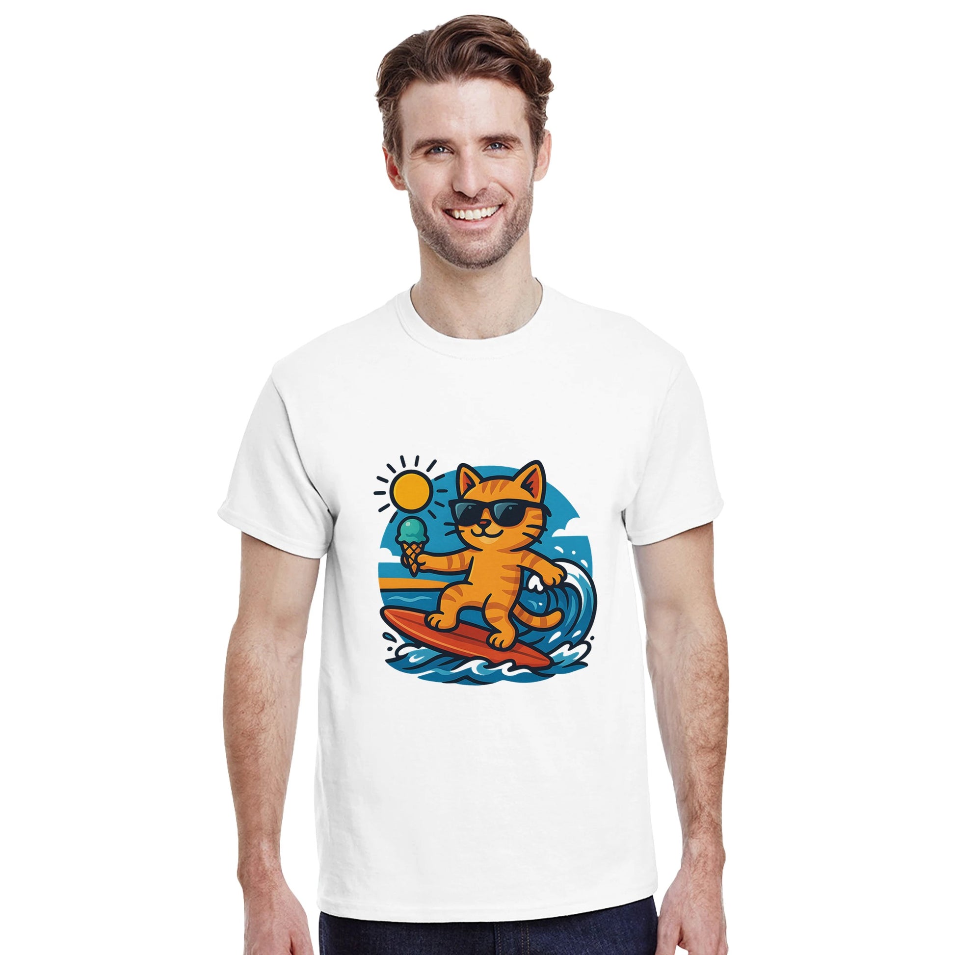 Katt i solglasögon balanserar glasskula på surfbräda vid stranden.