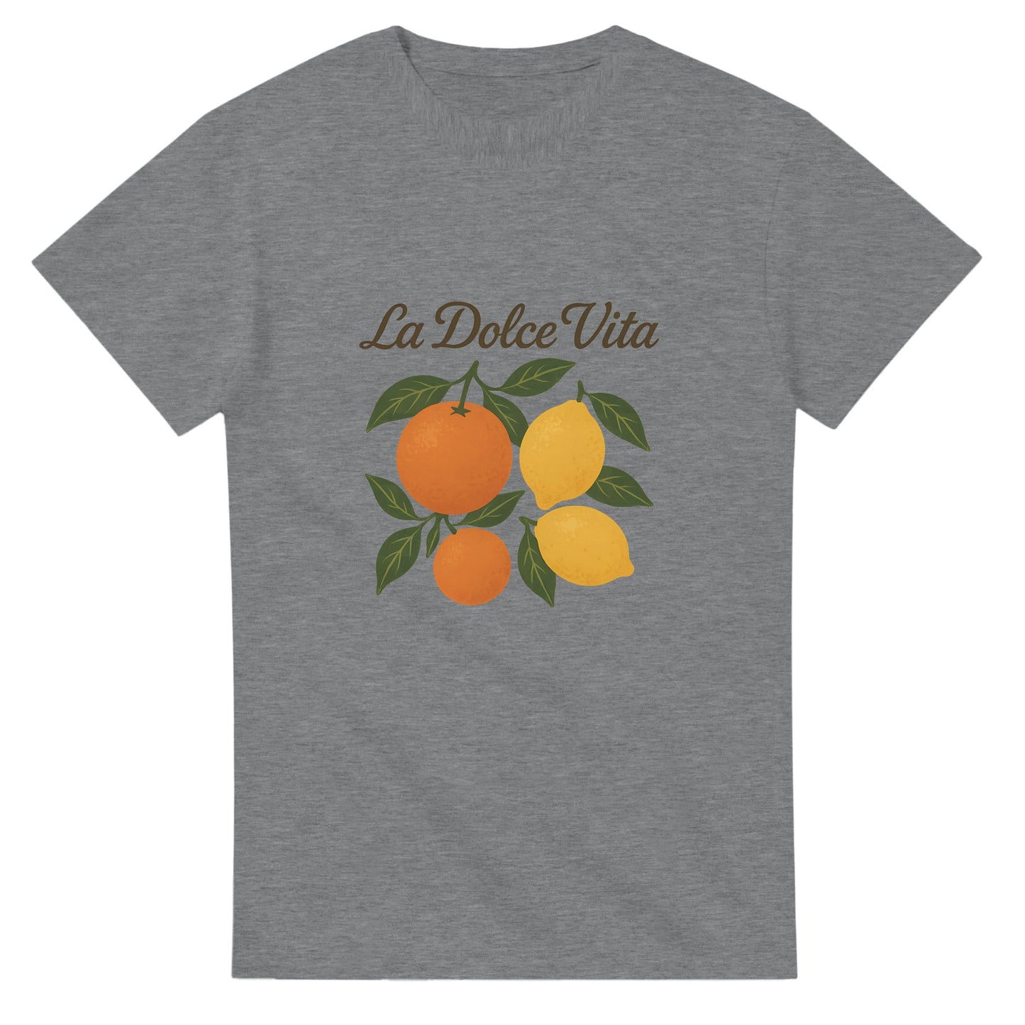 T-shirt med retro mönster av apelsiner och citroner, med den italienska texten 'La Dolce Vita' i elegant skrivstil.