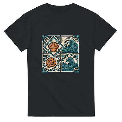 T-shirt med portugisiska kakelmönster i vintagefärger – perfekt för havsälskare och Portugal-fans.