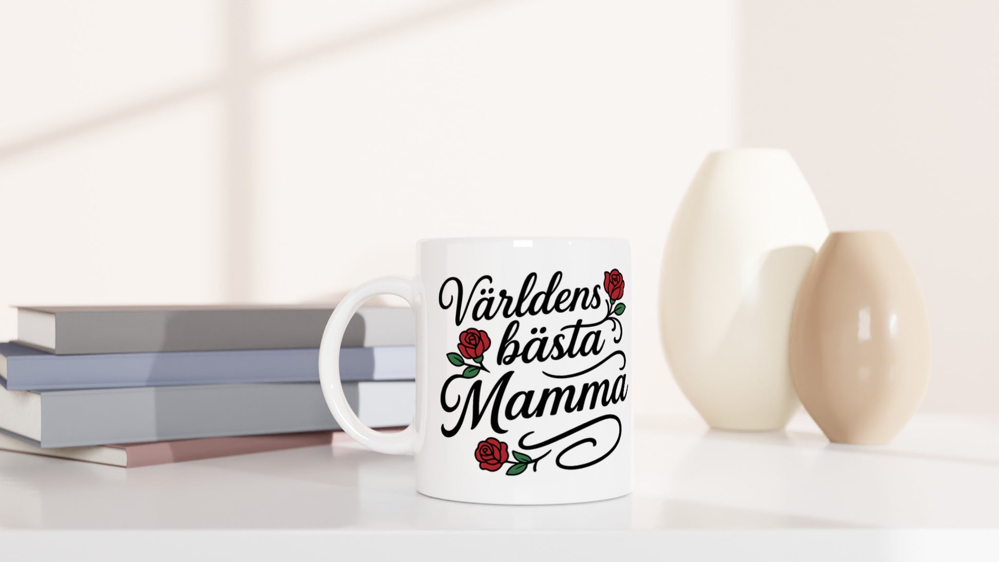 Mugg med elegant typografi och subtila rosor, perfekt för att fira världens bästa mamma. Idealisk för morgonkaffet!