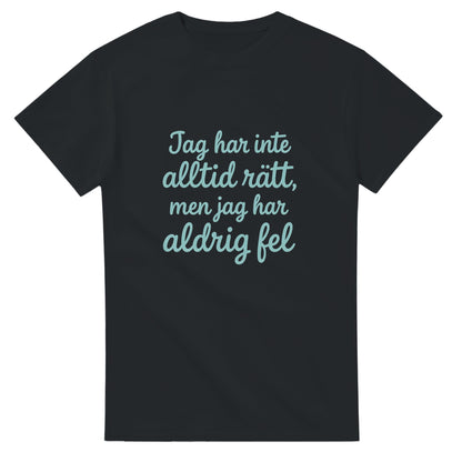 T-shirt med rolig text: Jag har inte alltid rätt, men jag har aldrig fel. Lekfull font och mjuk pastellfärg.