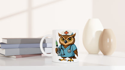 Sjuksköterskeuggla i uniform med stetoskop och spruta på en kreativ mugg. En högflygande start på dagen!