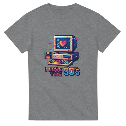 T-shirt med 90-tals pixelart-design av datorer och disketter i livliga färger och glitch-effekt. Perfekt för spelentusiaster.