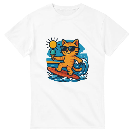 Katt i solglasögon balanserar glasskula på surfbräda vid stranden.