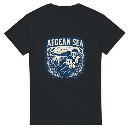 Tidlös skönhet från Egeiska havet. Klassiskt elegant T-shirt som fångar Greklands landskap.