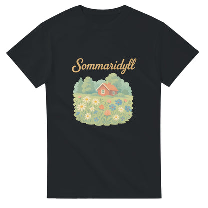 T-shirt med svensk vintageillustration av sommaräng, med texten Sommaridyll. Perfekt för nostalgiska sommarens.
