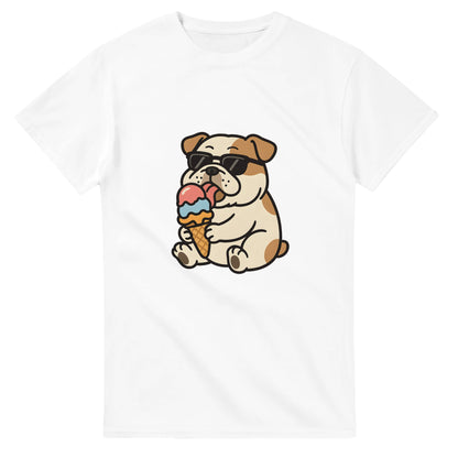 T-shirt med glad bulldog som njuter av en färgglad glass. Perfekt för hundälskare.