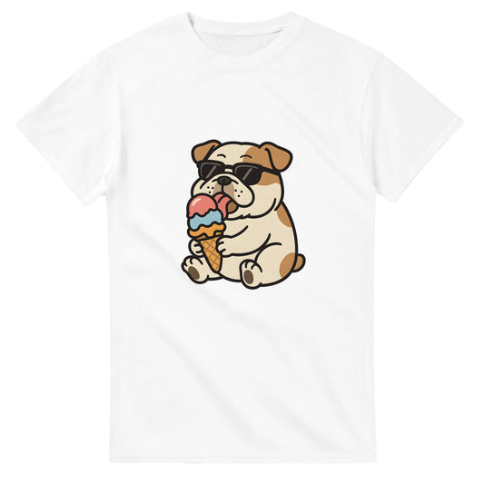 T-shirt med glad bulldog som njuter av en färgglad glass. Perfekt för hundälskare.