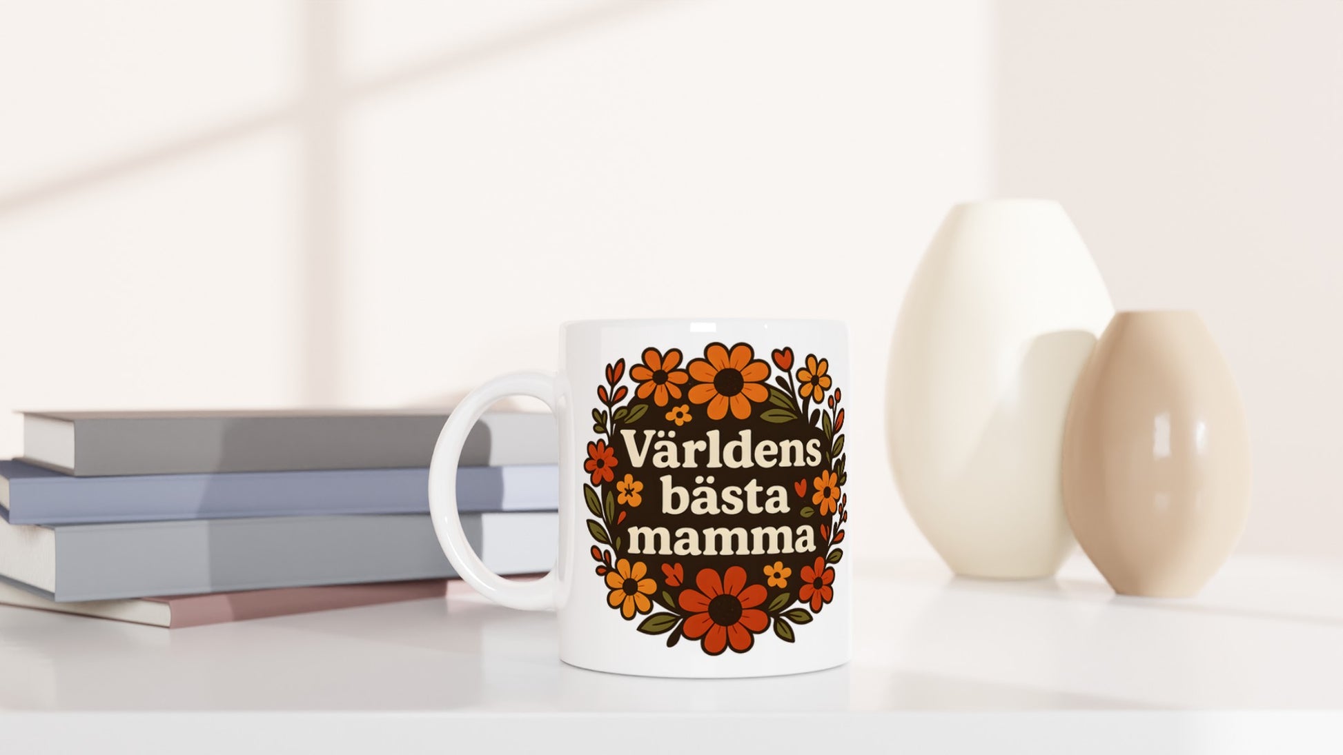 Mugg med texten 'Världens bästa mamma' omgiven av varma blommor. Perfekt gåva till mamma.