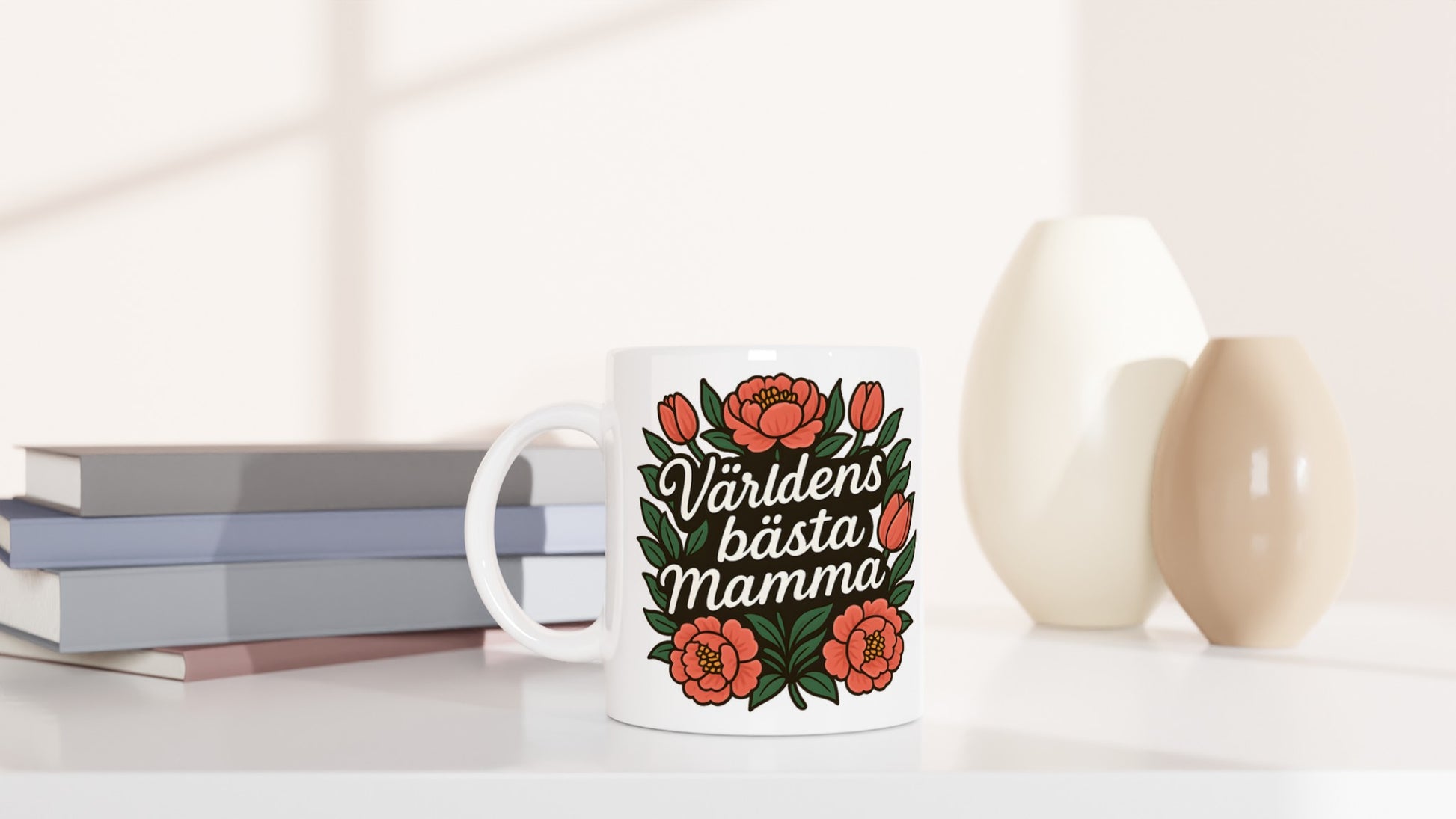 Mugg med budskapet Världens bästa mamma inbäddat i en blomkrans. Perfekt gåva för mamma.