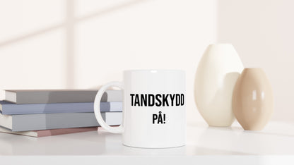 Tandskydd På! - En påminnelse om att vara redo för allt på planen, både tacklingar och skratt.