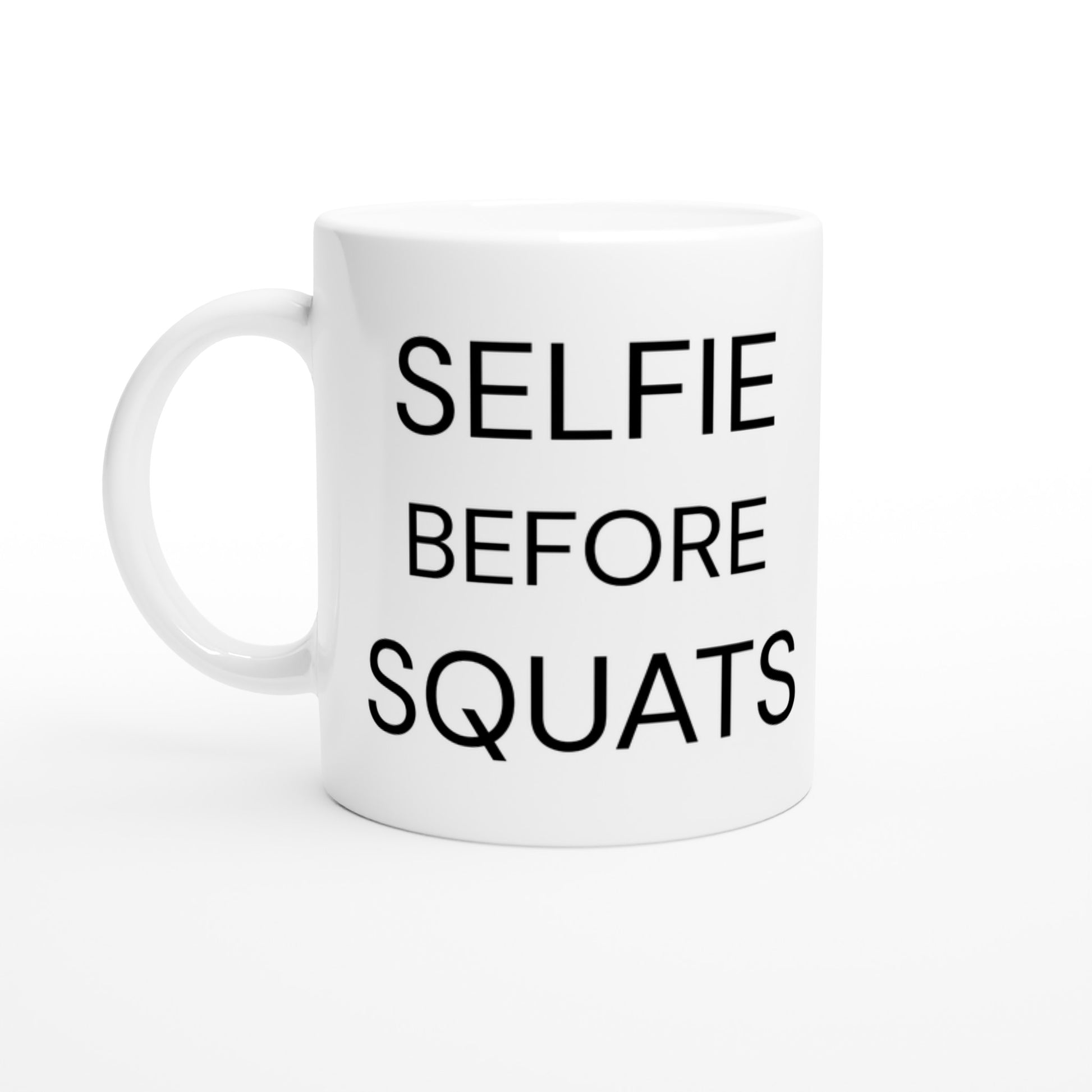 Mugg med texten 'Selfie Before Squats' på vit bakgrund, perfekt för att kickstarta ditt träningspass.
