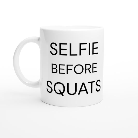 Mugg med texten 'Selfie Before Squats' på vit bakgrund, perfekt för att kickstarta ditt träningspass.