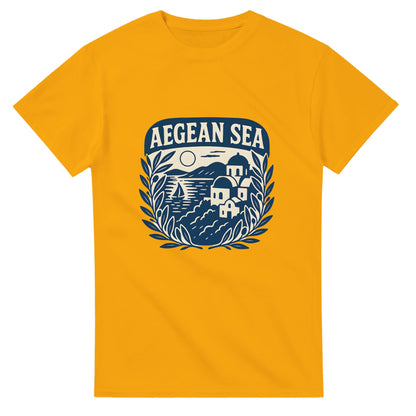 Tidlös skönhet från Egeiska havet. Klassiskt elegant T-shirt som fångar Greklands landskap.