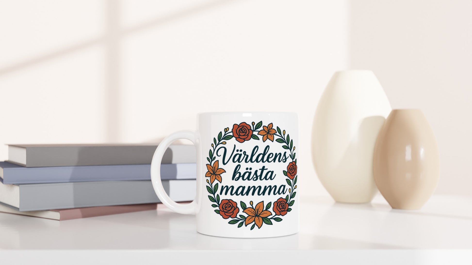 Mamma Magi - Blomkransmugg med handskriven text Världens bästa mamma och elegant blomkrans. Perfekt för den älskade mamman.